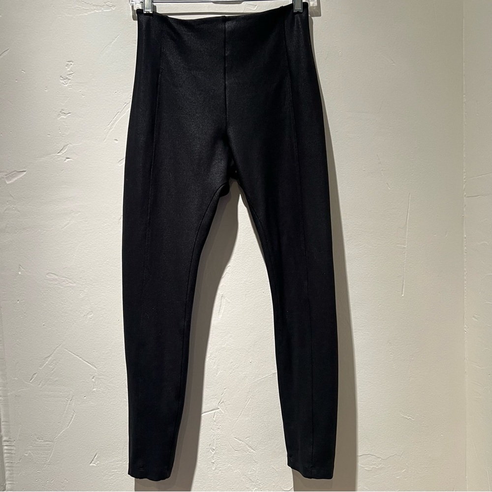 Lysse’ black textured faux leather leggings. Size M. Rise 11.5 Inseam 26